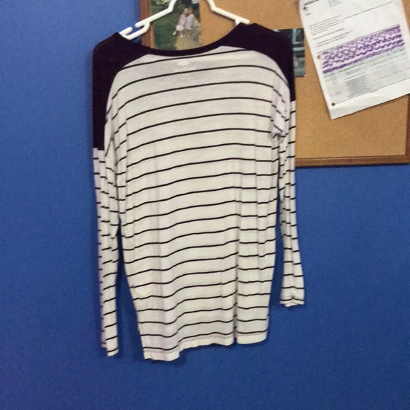 Old navy long sleeve t-shirt size XS - Picture 3 of 4